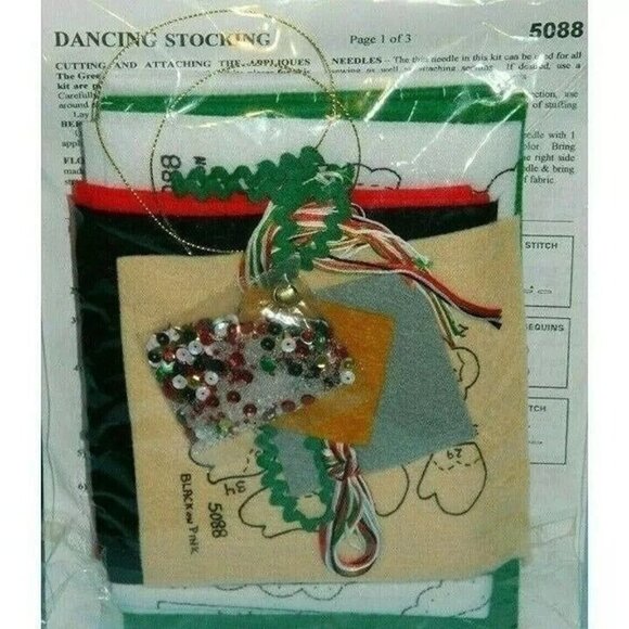 Design Works Dancing Claus Felt Applique Stocking Kit 5088 18" Mr & Mrs Claus - Picture 3 of 4